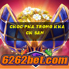 choc pha trong khach san