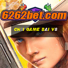 Chơi game bài v8